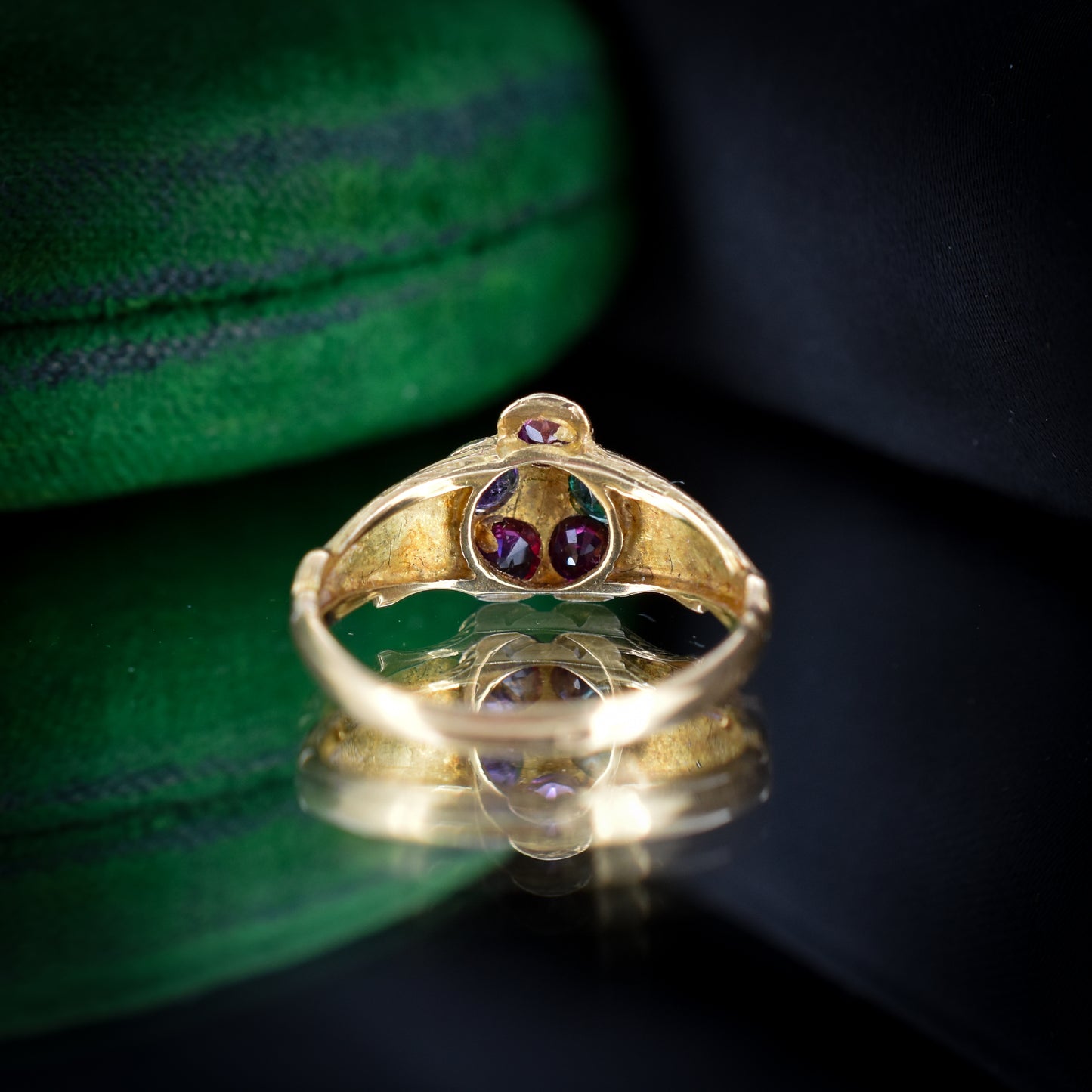 Anillo victoriano antiguo de oro amarillo de 18 quilates con múltiples piedras preciosas acrósticas REGARD | Hacia. 1870