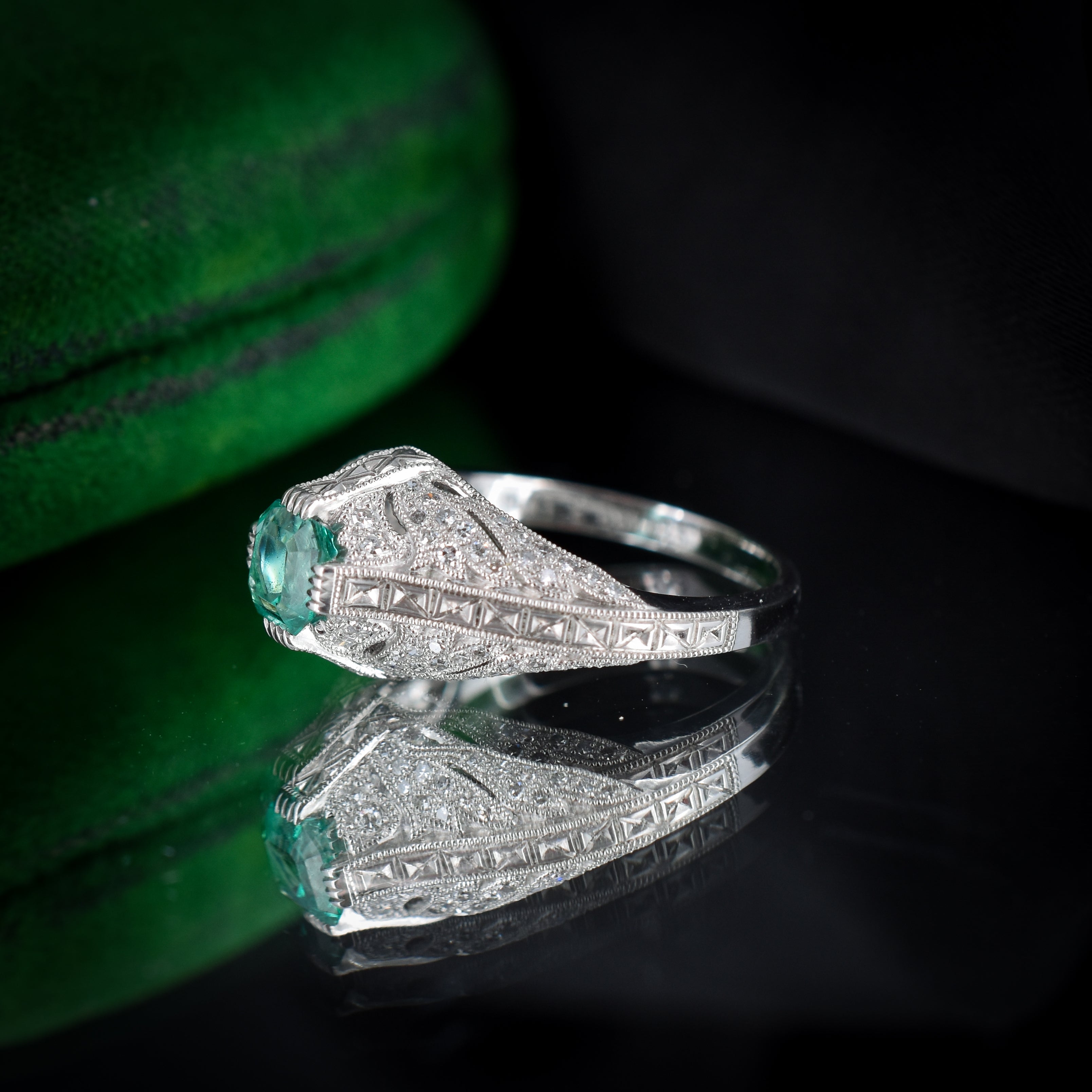 Bague en platine cocktail emeraude et diamant Style Art Deco Lancastrian Jewellers
