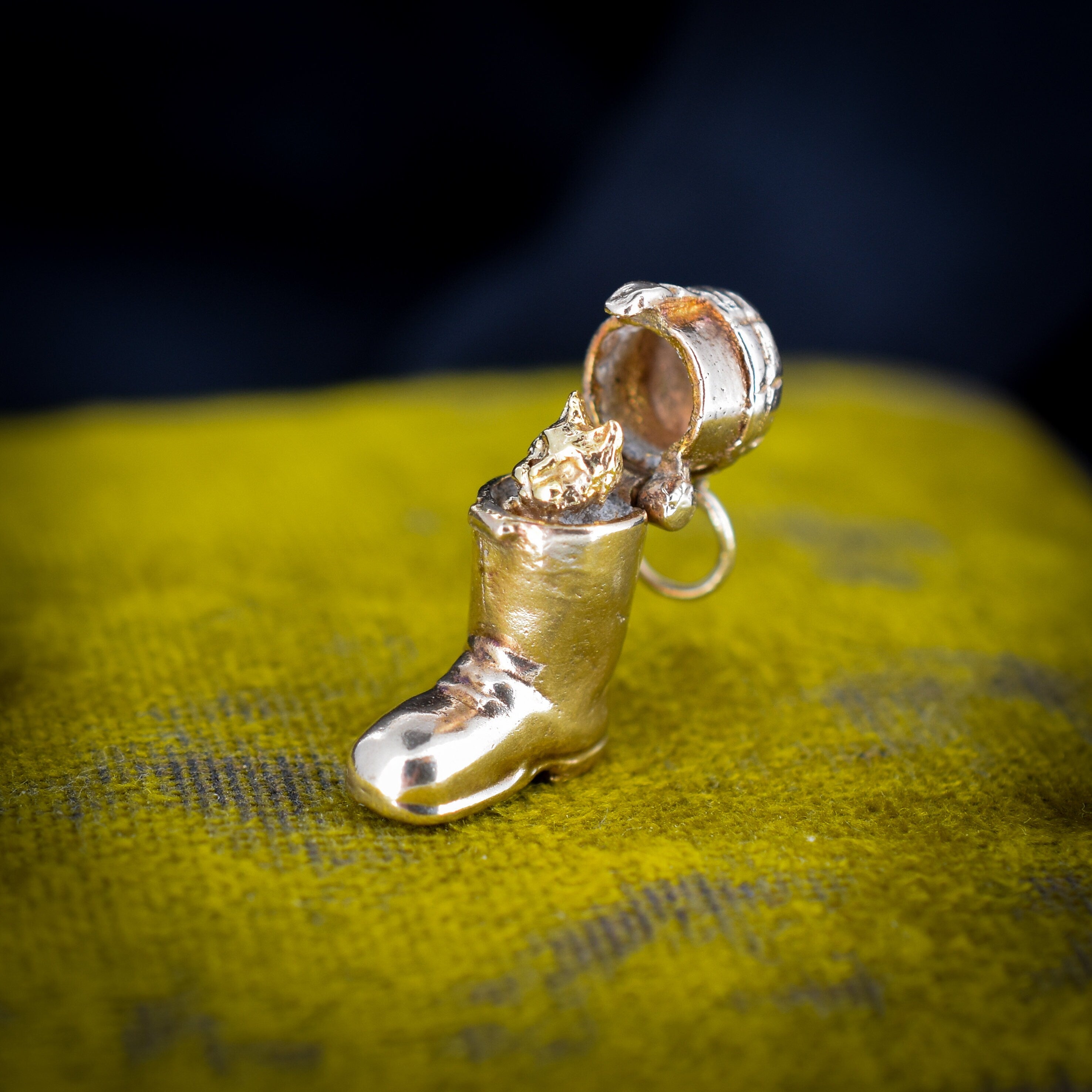 Vintage Solid 9ct Gold Opening Puss in Boots Charm Pendant Lancastrian Jewellers