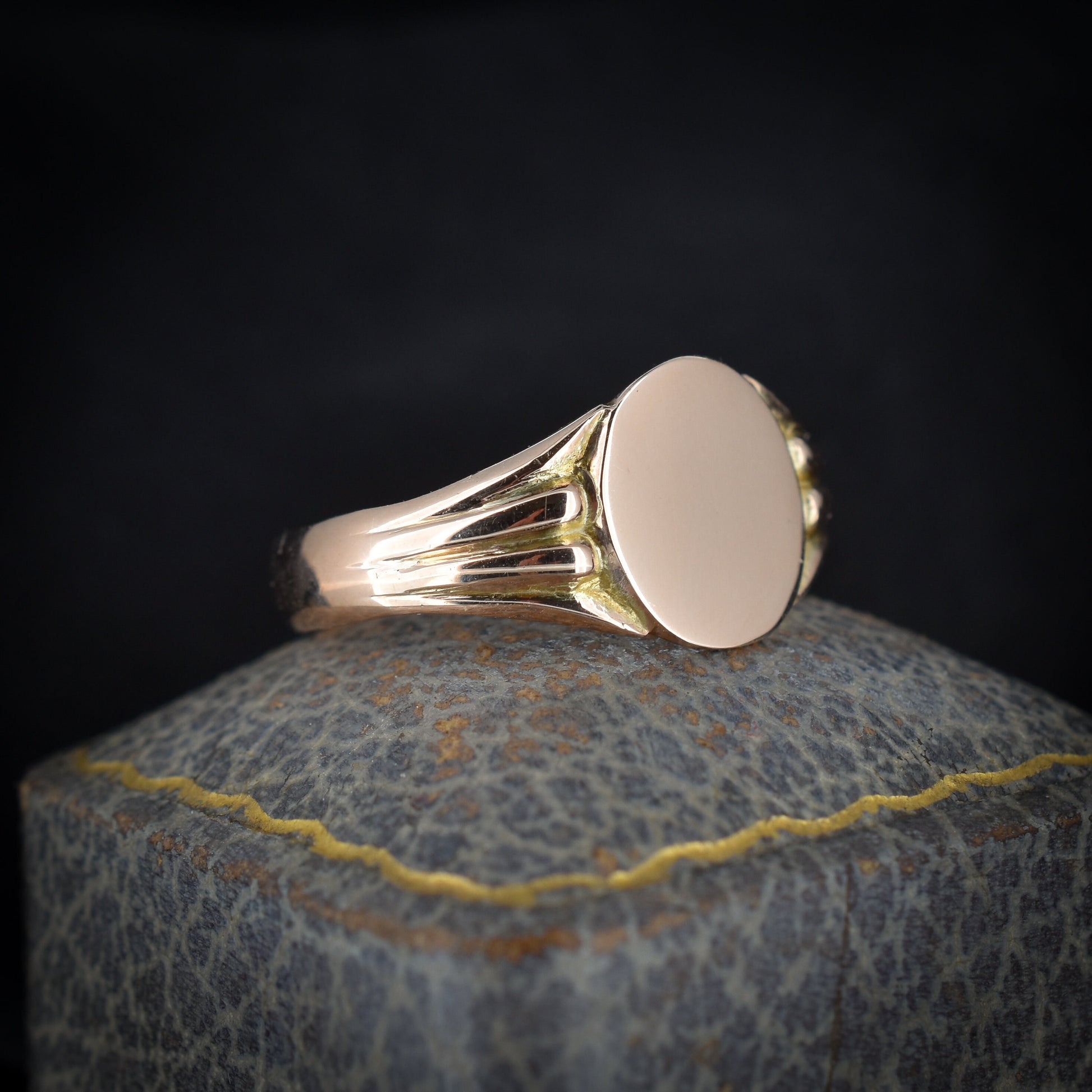 Antique 9ct Gold Oval Signet Ring - Dated Birmingham 1917