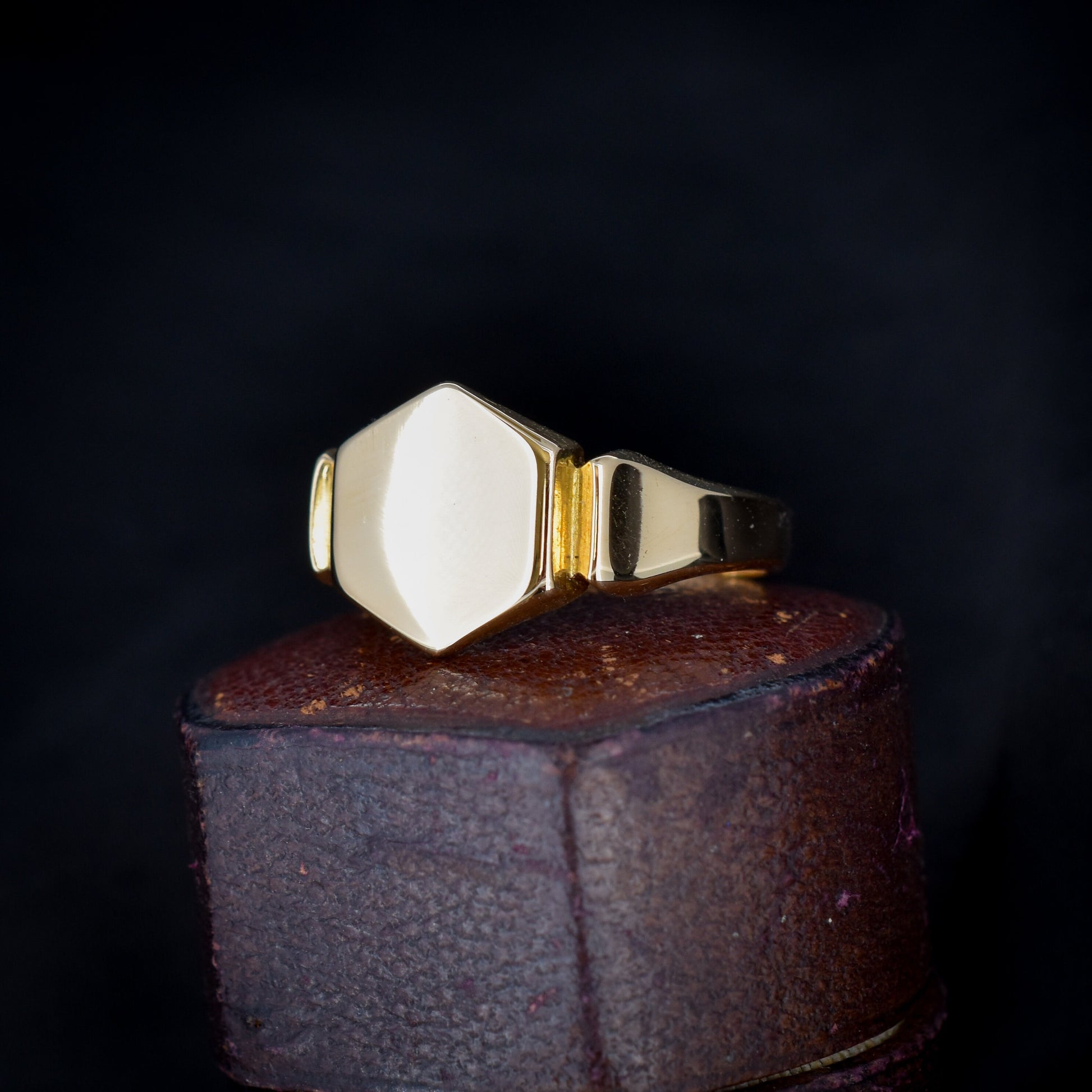 Art Deco 18ct Yellow Gold Plain Shield Signet Ring - Dated Birmingham 1924