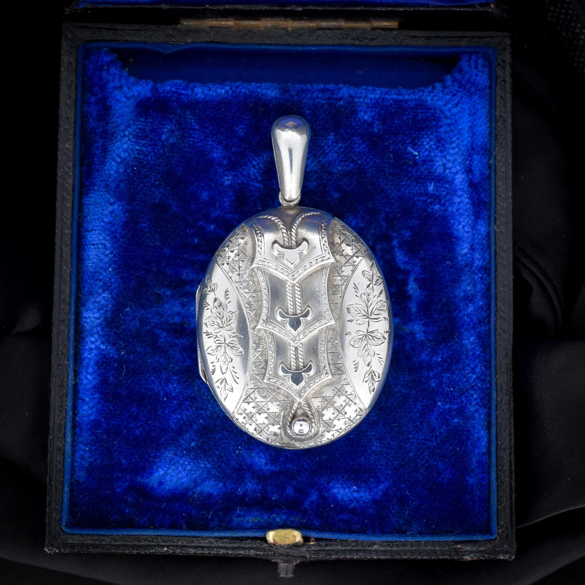 Antique Sterling Silver Oval Ivy Engraved Photo Locket Pendant | Chester 1881