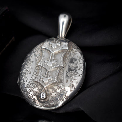 Antique Sterling Silver Oval Ivy Engraved Photo Locket Pendant | Chester 1881