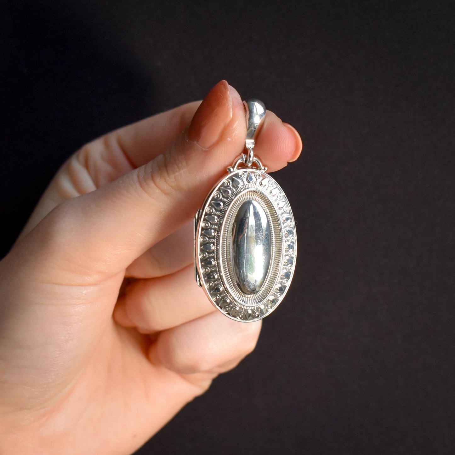 Antique Sterling Silver Oval Patterned Photo Locket Pendant | Birmingham 1883