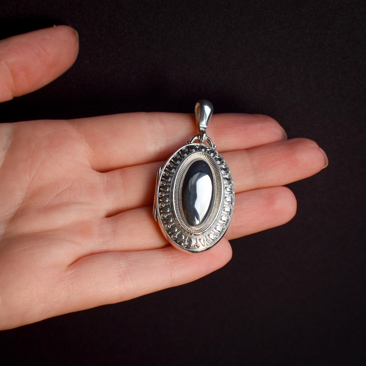 Antique Sterling Silver Oval Patterned Photo Locket Pendant | Birmingham 1883