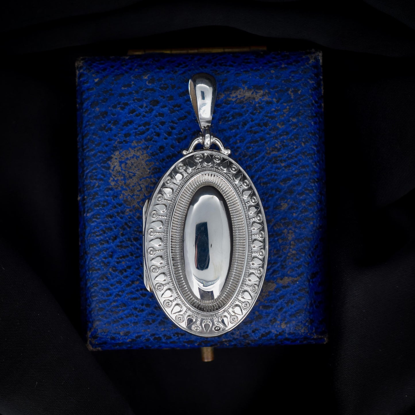 Antique Sterling Silver Oval Patterned Photo Locket Pendant | Birmingham 1883