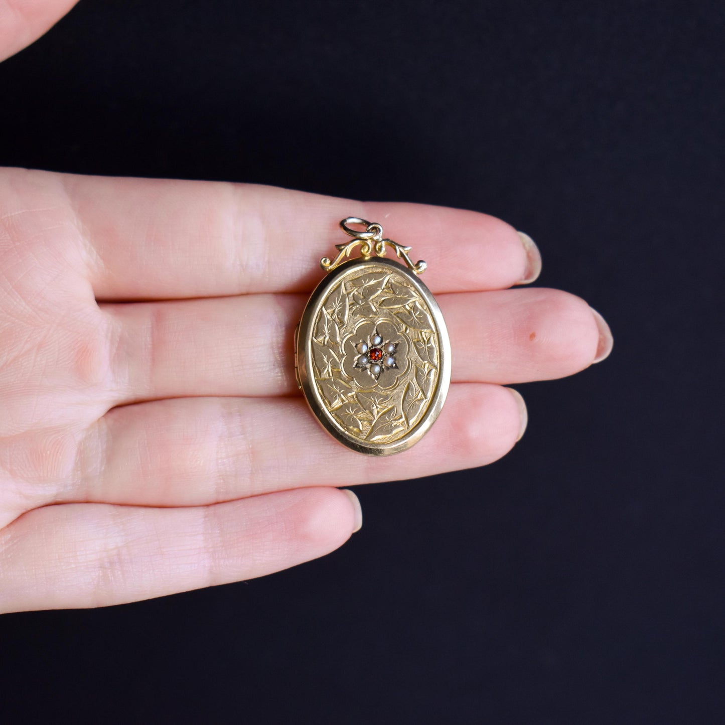 Antique Edwardian 9ct Gold Engraved Oval Fancy Locket | Birmingham 1909