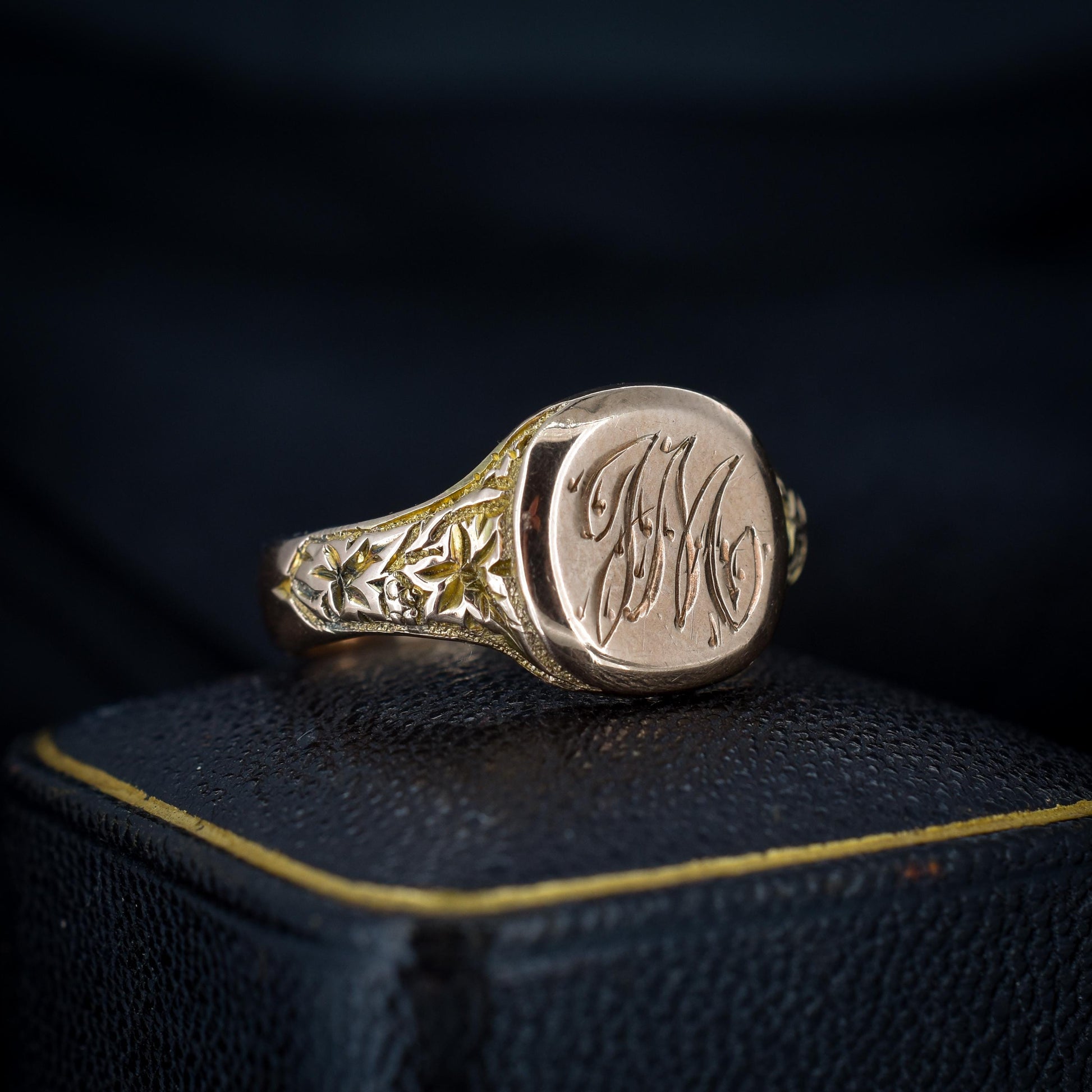 Antique Heavy 9ct Gold Engraved 'JM' Signet Ring - Dated 1925