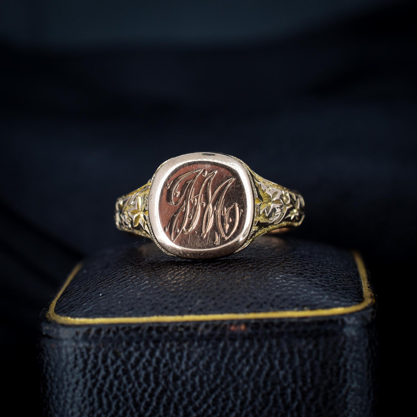 Antique Heavy 9ct Gold Engraved 'JM' Signet Ring - Dated 1925