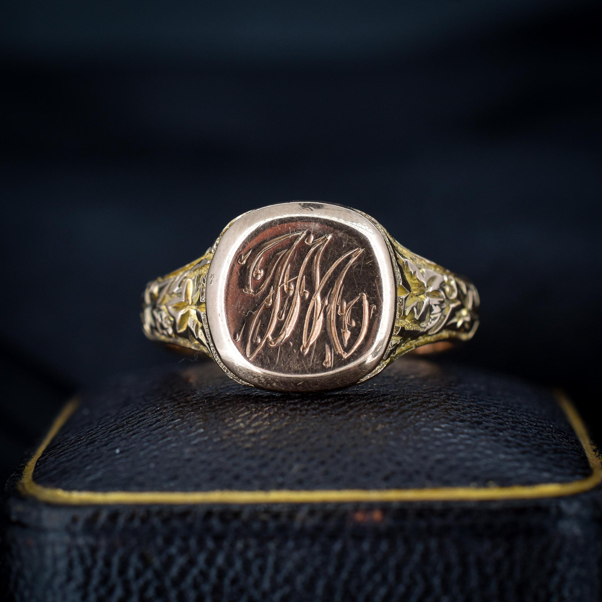 Antique Heavy 9ct Gold Engraved 'JM' Signet Ring - Dated 1925