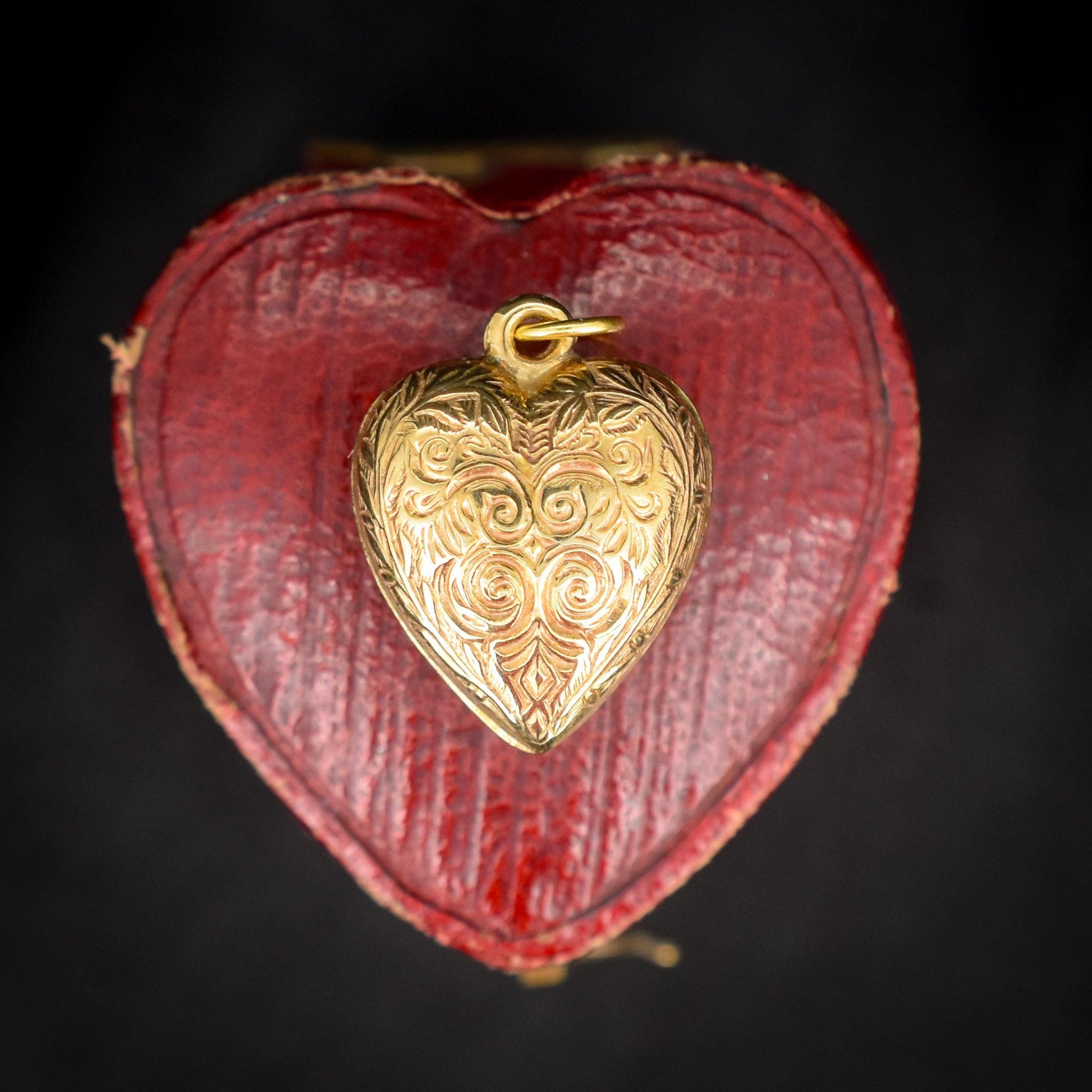 Vintage 9ct Gold Engraved Puffy Heart Pendant | Dated 1977