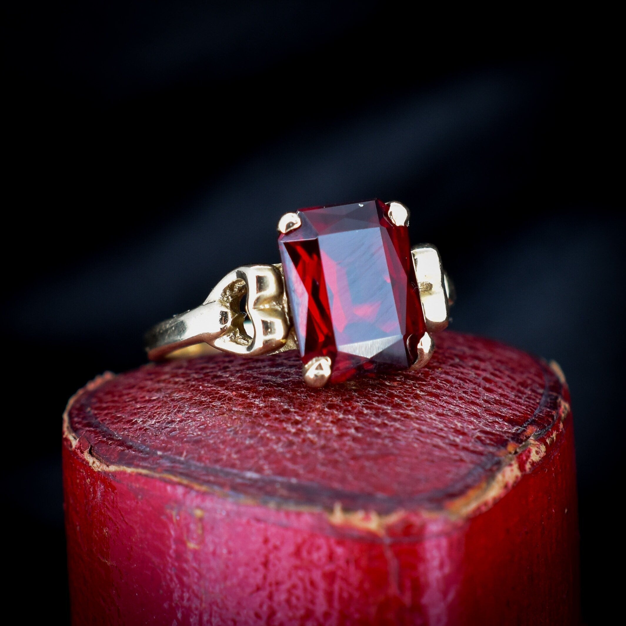 Fashion 10kt antique ruby solitaire