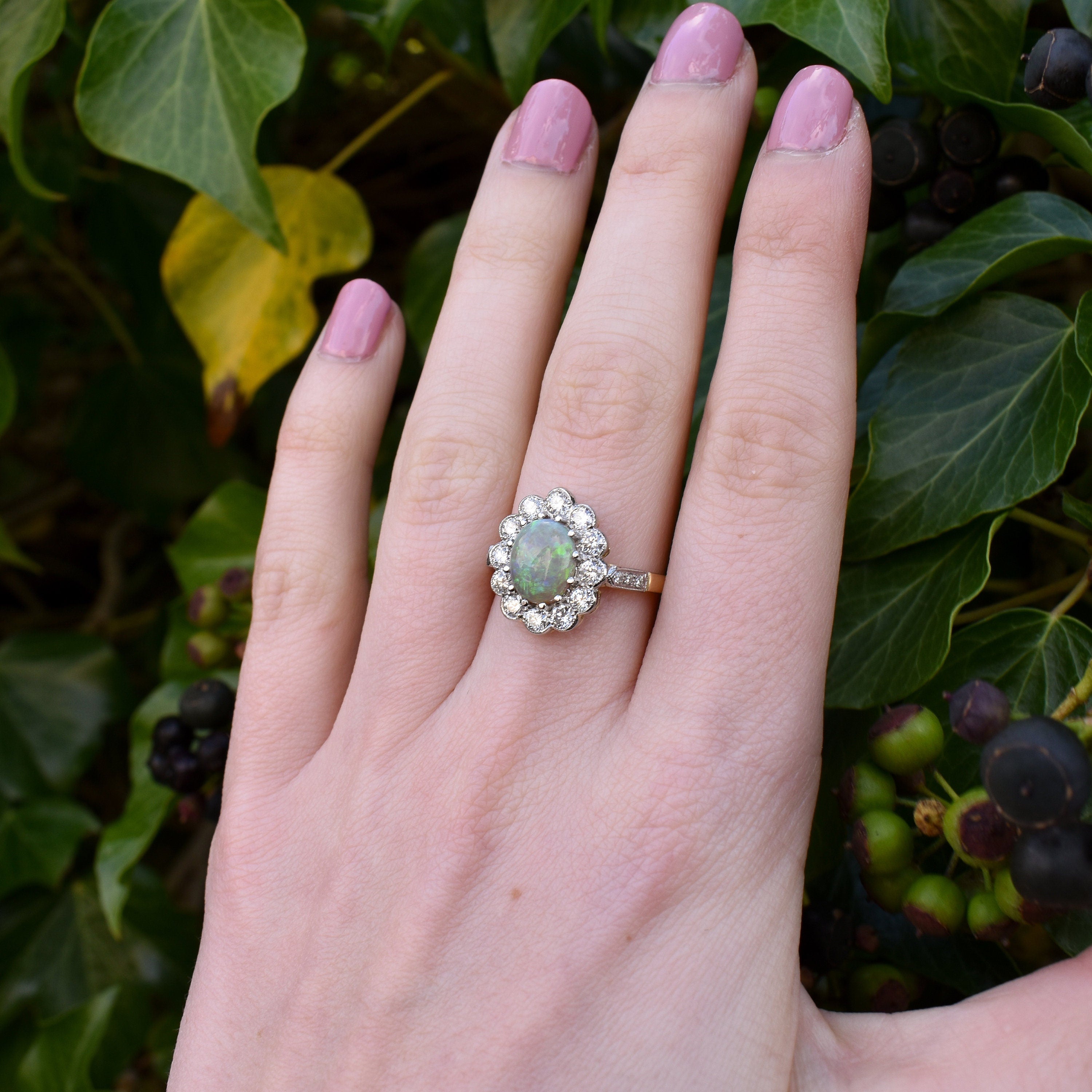 Bague halo en or et platine 18 carats avec opale et diamants Diamant 0 90 ct