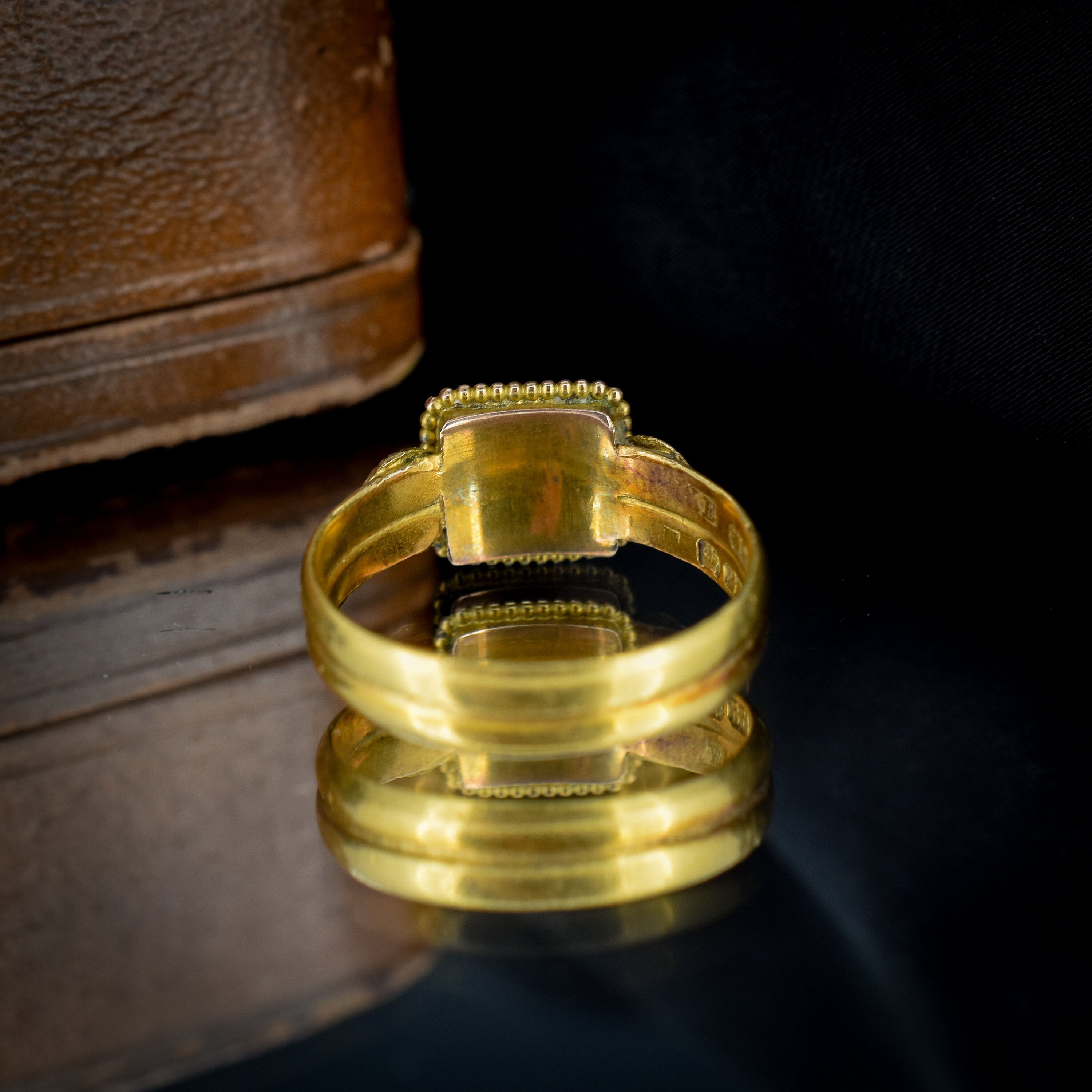 Bague de deuil antique victorienne en or jaune 22 carats 22 carats Lancastrian Jewellers